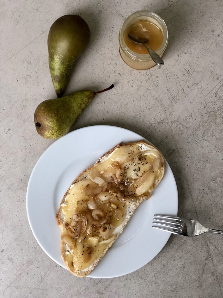 toast poire chèvre oignons miel