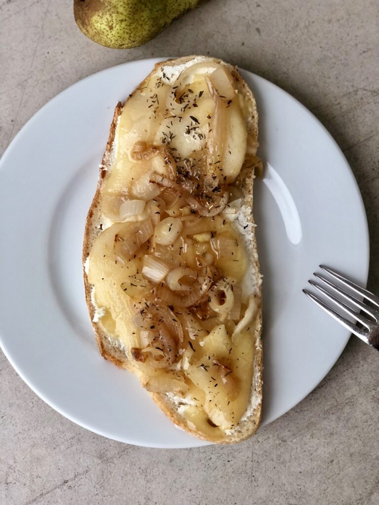 toast poire, chèvre, miel & oignons confits