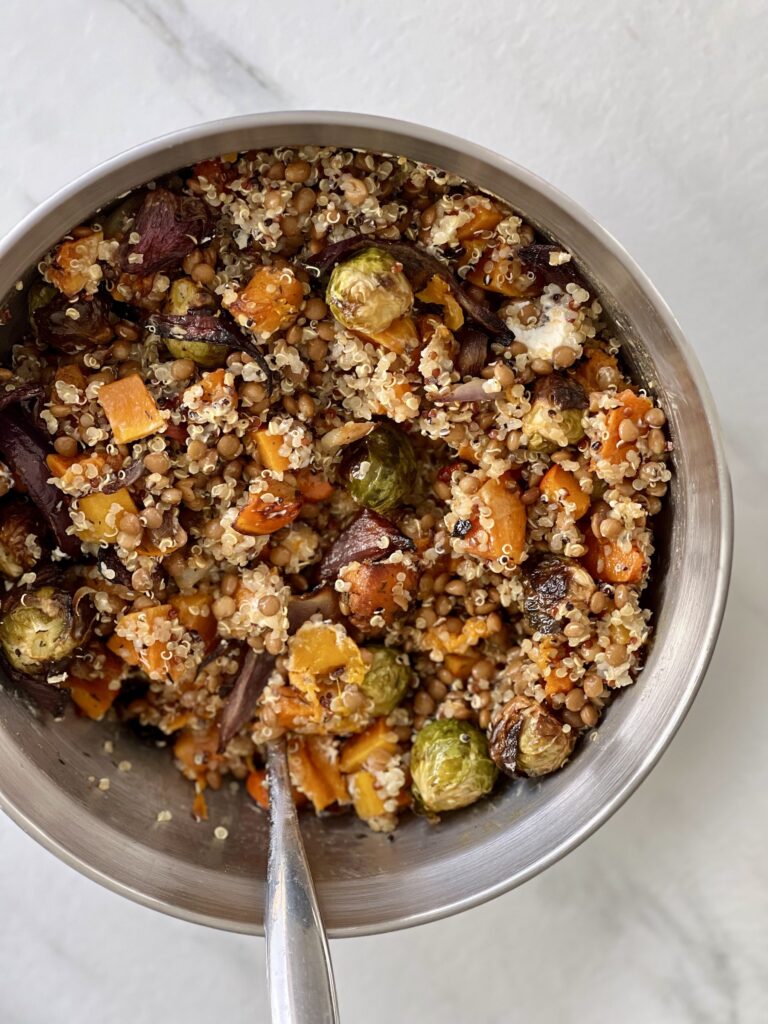 Salade hivernale: quinoa, lentilles et légumes